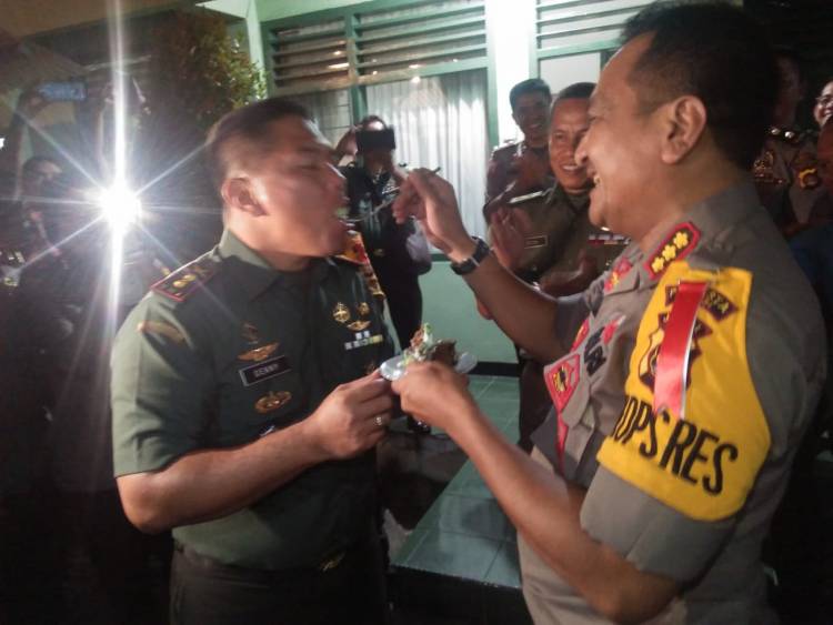 Akrabnya, Dandim Deny dan Kapolresta Jambi Fauzi Suap-suapan