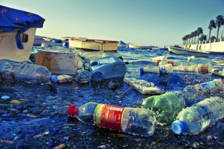Ada 700 Merek Samplah Plastik Ditemukan di Pantai Indonesia, Ini Rinciannya