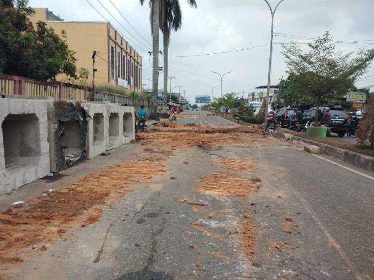 Banjir dan Macet, Warga Minta Hentikan Sementara Pembangunan Drainase Pattimura