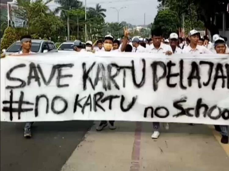 Tiga Tahun Belum Diberikan Kartu Pelajar, Ratusan Siswa SMA 5 Unjuk Rasa