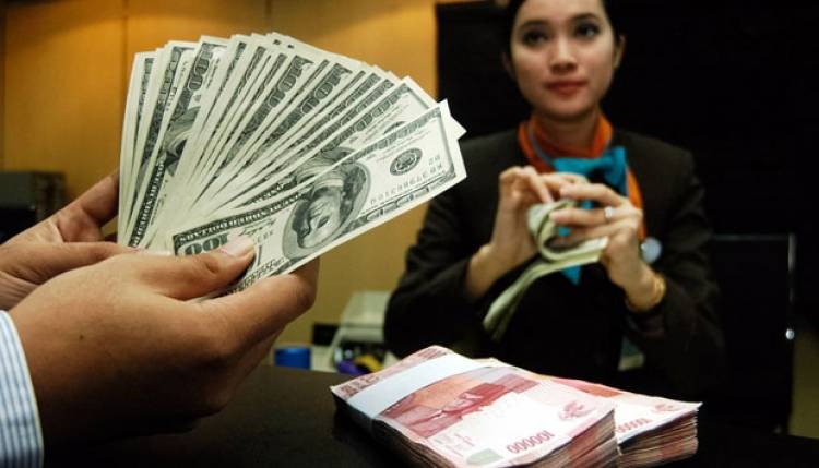 Rupiah Makin Anjlok, Tembus Rp15.205 Per Dolar AS