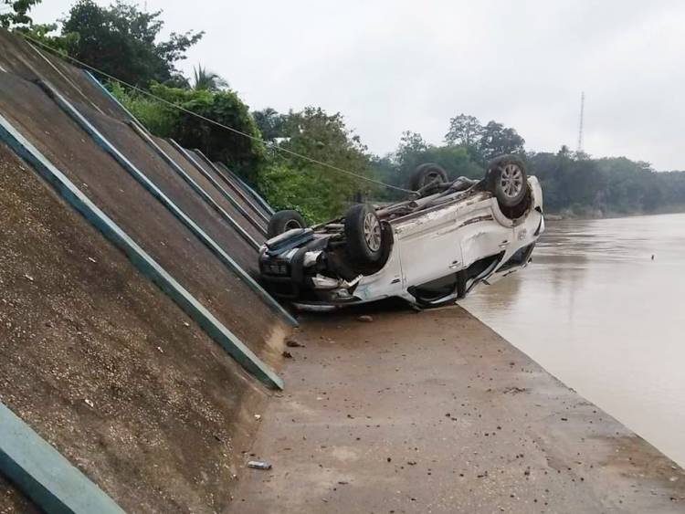 Mobil Terios Terjun ke Turap Nyaris Nyebur ke Sungai Batanghari