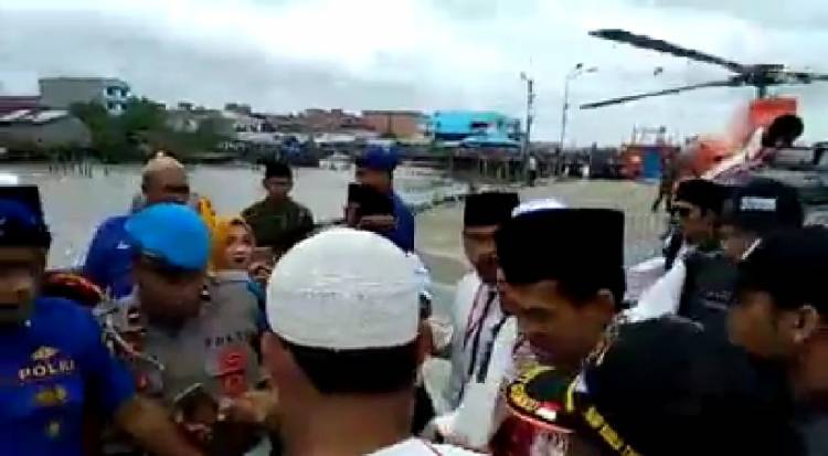 Puluhan Relawan Non Muslim Sambut Kedatangan UAS di Tanjab Barat Jambi