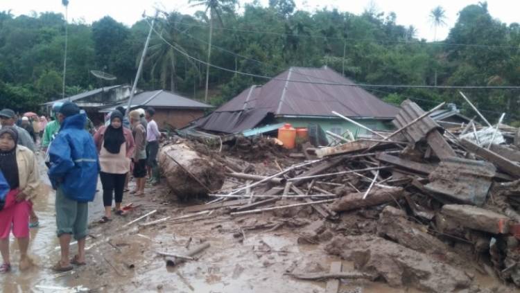 Sadis! Kayu-kayu Besar Bersamaan Banjir Robohkan Rumah Warga Lintau Sumbar 