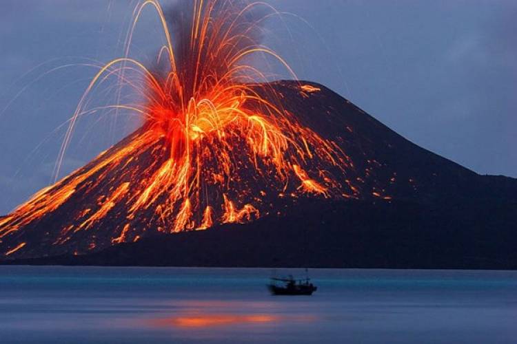 Dalam Sehari Anak Gunung Krakatau 49 Kali Gempa dan Keluarkan Material Pijar