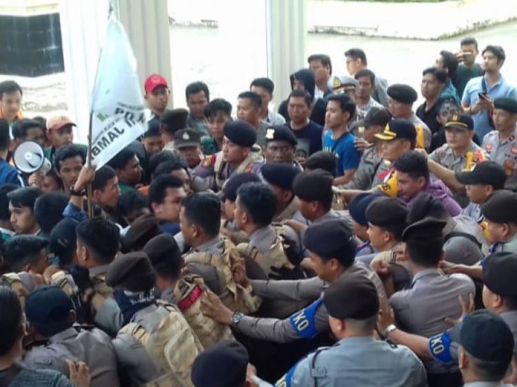 Kritisi Gagalnya Pemerintahan Jokowi, Mahasiswa Jambi Bentrok dengan Polisi 