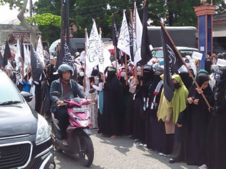 Seratusan Aktivis Perempuan Jambi juga Turun ke Jalan Aksi Bela Bendera Tauhid 