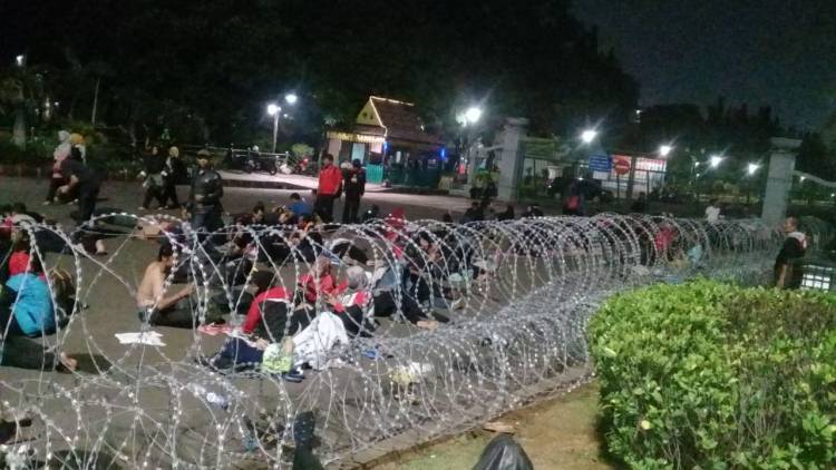 Kecewa Tidak Ditemui Presiden, Ribuan Guru Honor K2 Tidur di Depan Istana