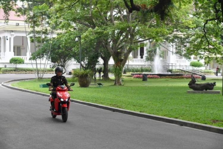 Jokowi Yakin Motor Listrik Gesits Diterima Pasar