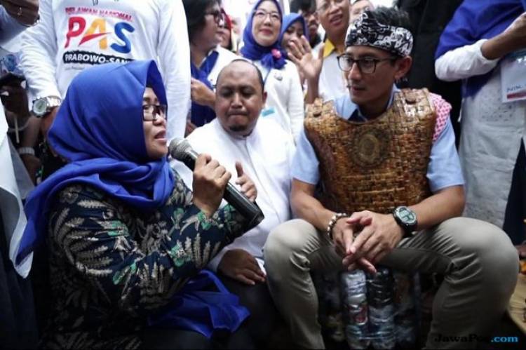 Sandiaga Beli Rompi dari Bahan Kertas Bekas