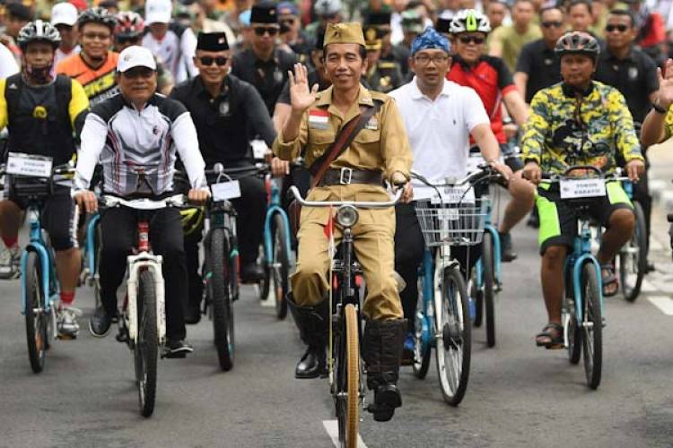Bergaya Ala Bung Tomo, Jokowi Bersepeda Ontel Keliling Bandung