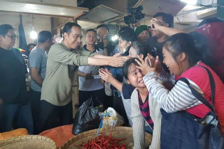 Ini Reaksi Warga Ketika Jokowi Blusukan ke Pasar Cihaurgeulis Bandung