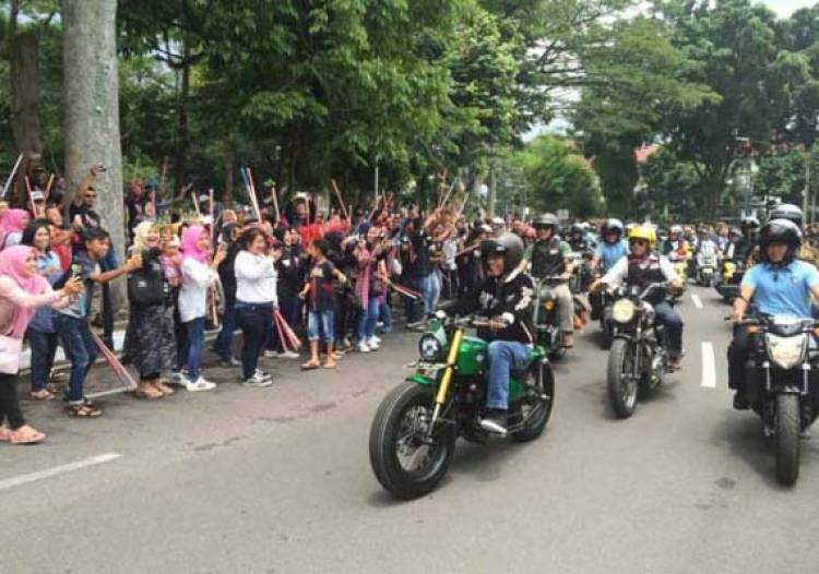 Tunggangi Tracker W 175 Jokowi Pimpin Bikers Brotherhood ke Braga