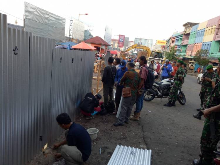 Listrik Diputus, Puluhan Aparat Kawal Pemindahan Pedagang ke Angso Duo Baru