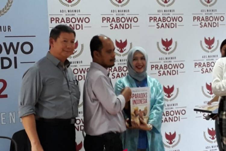 Prabowo Luncurkan Buku Paradoks Indonesia Braile untuk Tunanetra