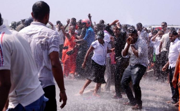 Lempar Buku dan Botol, Dua Kubu Anggota Perlemen Sri Lanka Bentrok