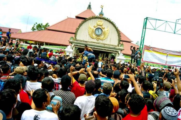 Tradisi Mengakar, Ribuan Warga Berebut Gunungan Grebeg Maulud Yogyakarta