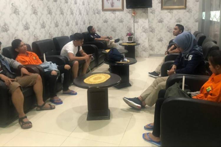 Pasangan Pembunuh Dibawa dari Jambi ke Polda Metro