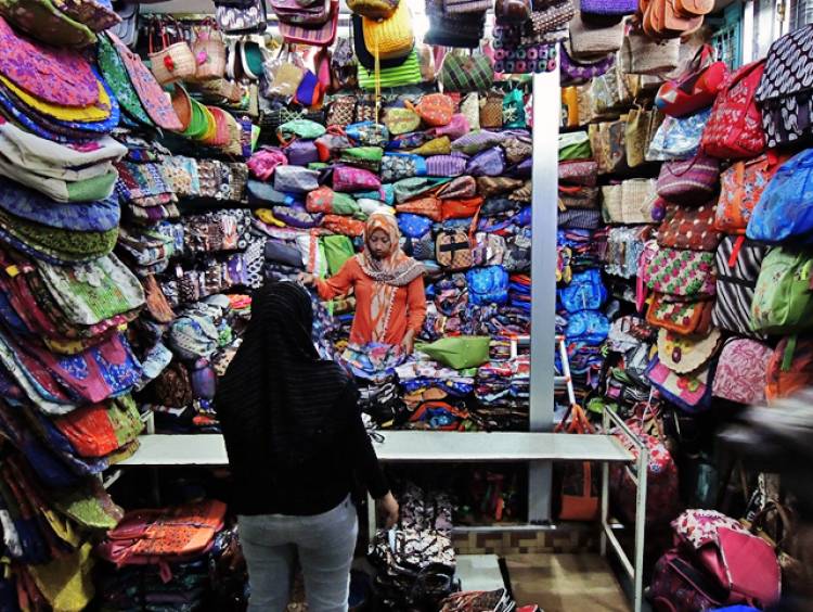 Penjual Batik Jangan Curang Dong! Tentang Dagangannya