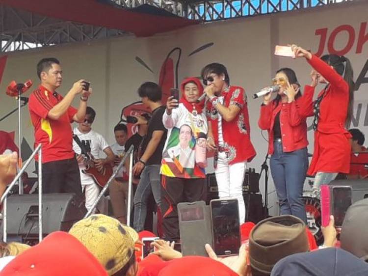 Ian Kasela dan Narji Meriahkan Jalan Sehat Bersama Jokowi