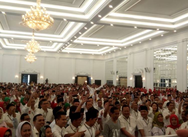 Simpatisan Berebut Jabat Tangan Jokowi