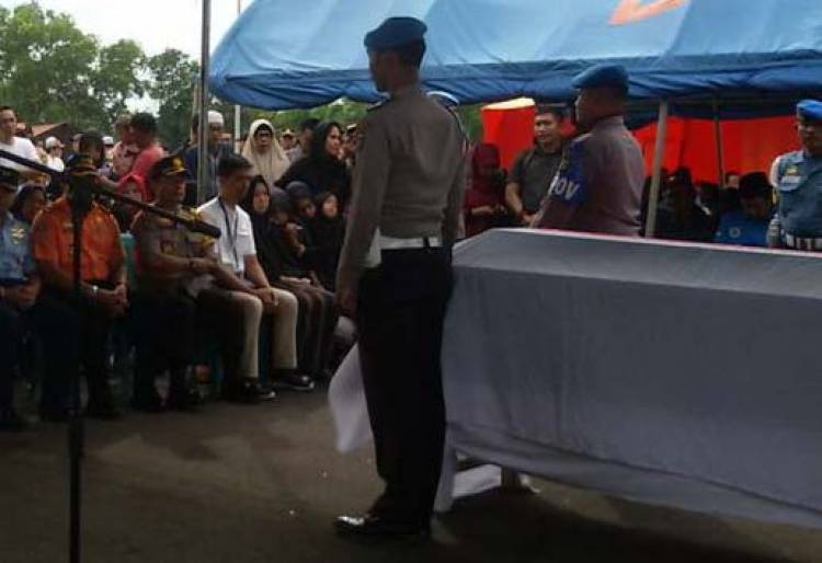 Isak Tangis Saat Jenazah Bripka Rangga Tiba