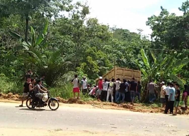 Tabrak Pemotor Hingga Tewas di Batanghari, Warga Dorong Truk Batu Bara ke Jurang
