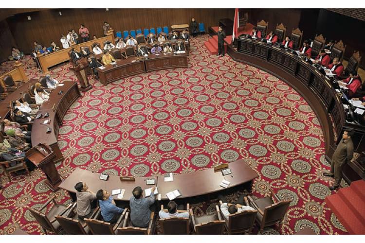 Teng!! MK Tolak Uji UU Advokat