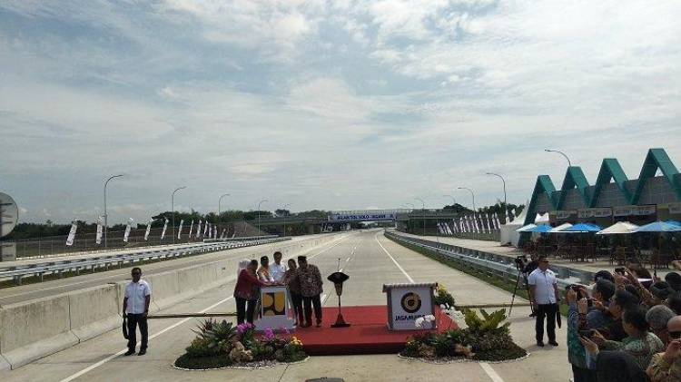 Sambil Cicip Kuliner Soto Kuali, Presiden Resmikan Tol Sragen-Ngawi