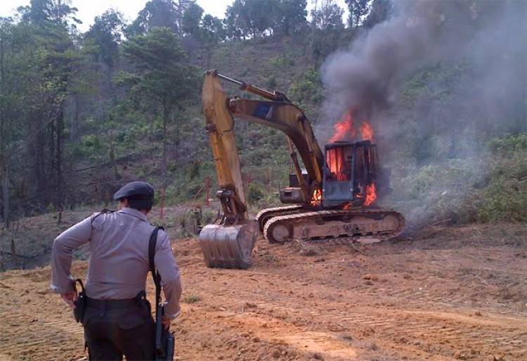 Geram! Menambang Illegal di Sungai, Warga Merangin Bakar Eskavator