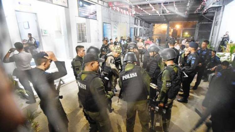 LP Kelas II Banda Aceh Rusuh Ratusan Napi Kabur