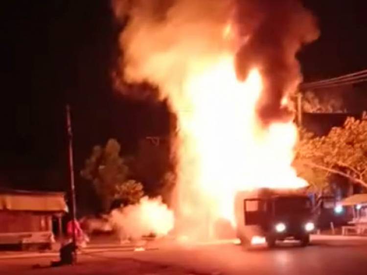 Tronton Bermuatan Kertas Terbakar di Tol Jakarta-Cikampek