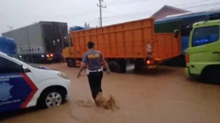 Lintas Sumatera Wilayah Tarahan Terputus Karena Banjir