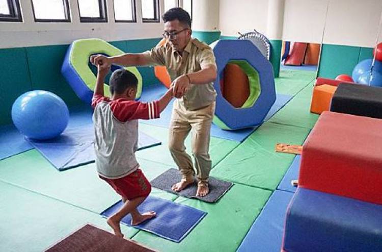 Heboh! Bocah Ini Miliki Kebiasaan Makan Beling dan Minum Aki 