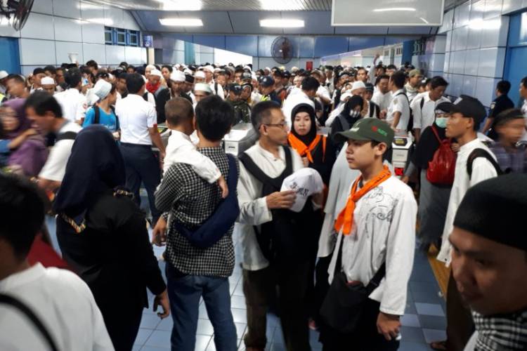 Massa Reuni 212 Mulai Pulang Melalui Stasiun Gondangdia 