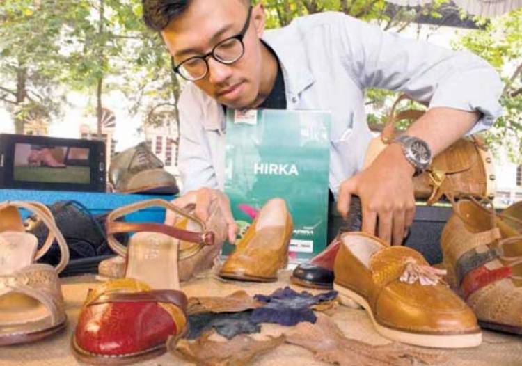 Keren!! Pemuda Bandung Ubah Kulit Ceker Jadi Sepatu