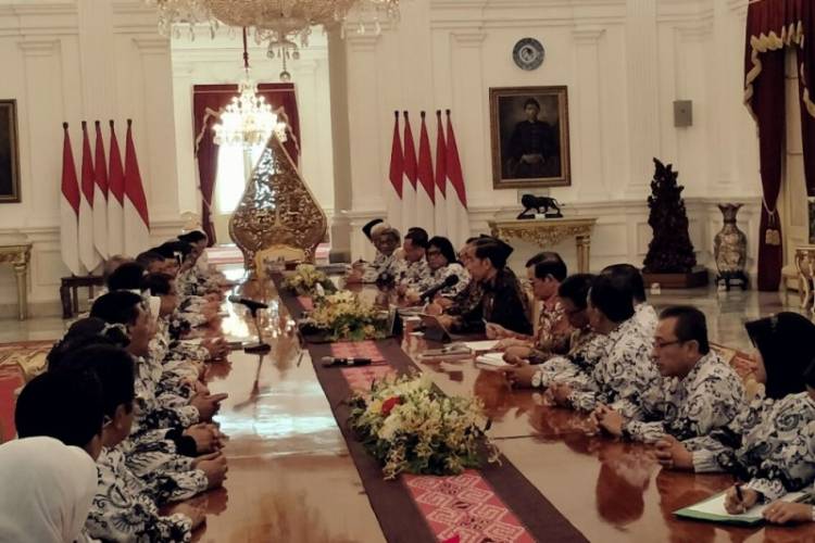 Soal Guru Honorer, Presiden Minta Masukan dari PGRI 