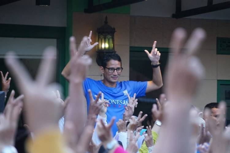 Asyiknya Sandiaga Senam Dua Jari di Malang