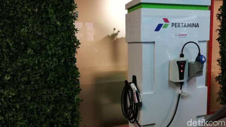 Pertamina Buat SPLU Dukung Mobil Listrik di Indonesia