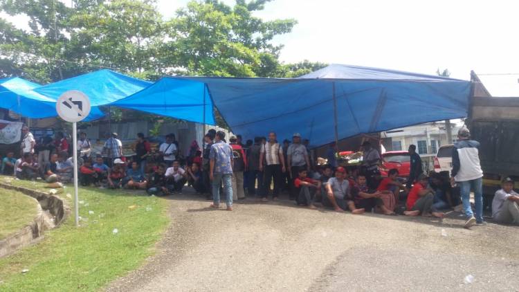 MEMANAS! Warga Mandiangin Blokir Jalan Kantor Bupati Sarolangun