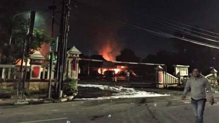 Polsek Ciracas Diserang dan Dirusak Massa