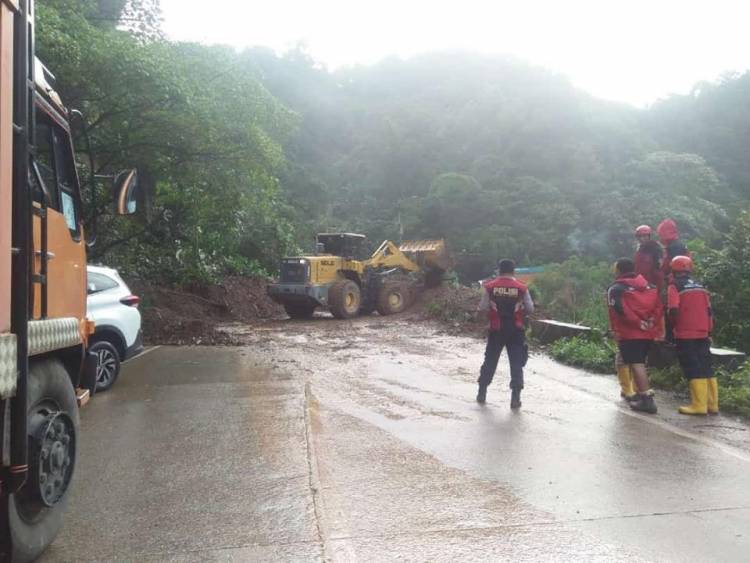 Dua Alat Berat Dikerahkan Atasi Longsor Sitinjau