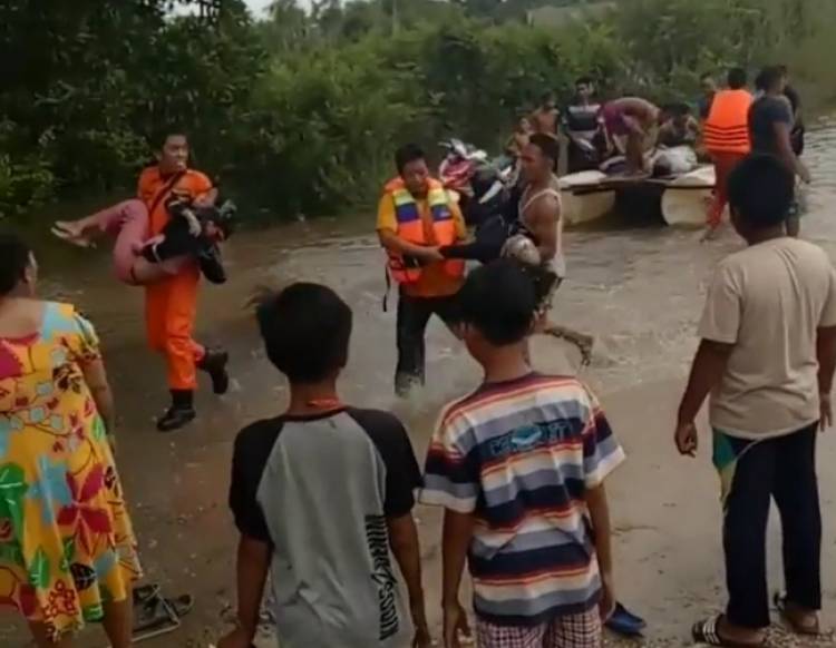 Mobil Triton Hanyut, Camat Jangkat Timur Kritis & Tiga Penumpang Tewas