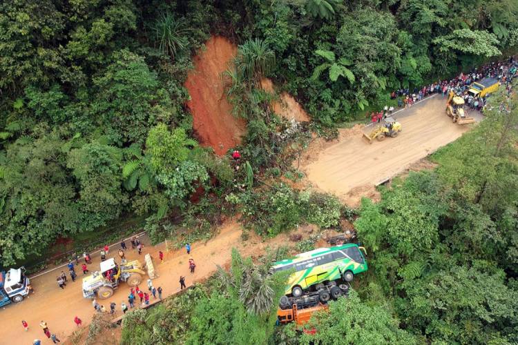 Bus Famili Raya dan Tiga Mobil Terseret Material Longsor Sitinjau Lauik