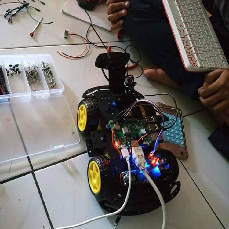 Hebat! Siswa SMK Ini Rakit Robot Pemantau