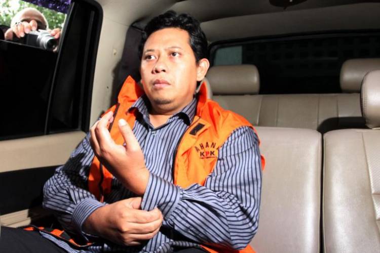 Nauzubillah! Bupati Cianjur Transaksi Duit Haram di Halaman Masjid