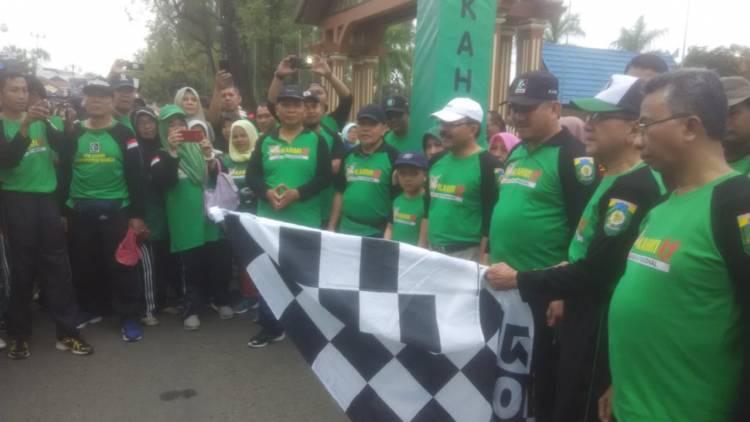 Akbar Tanjung Lepas Jalan Sehat Nasional KAHMI di Bungo