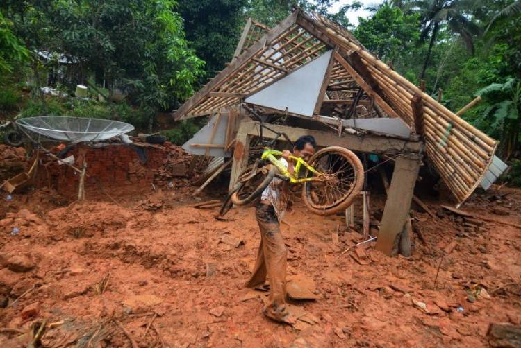 Puluhan Warga Jember Dievakuasi Akibat Longsor 