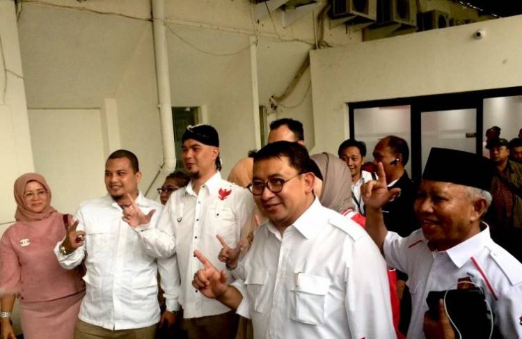 Mengancam Demokrasi! Fadli Zon Dampingi Ahmad Dhani Bacakan Pledoi