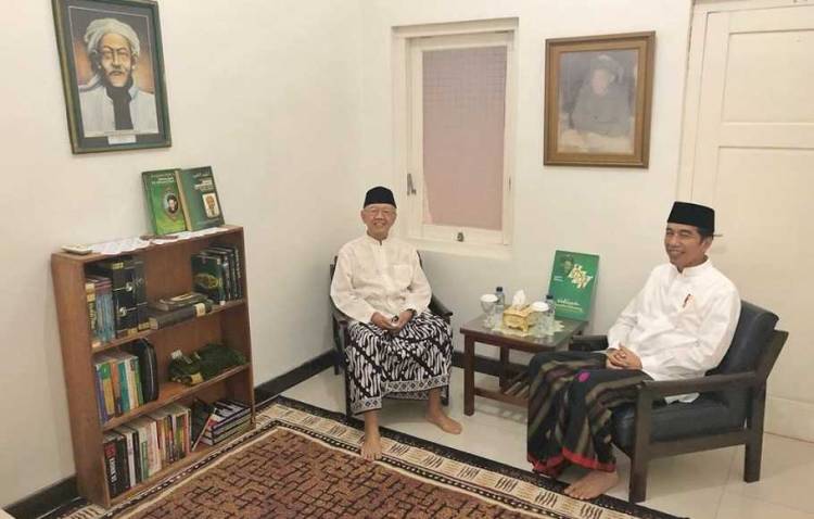 Sarungan, Jokowi Berdiskusi Dengan Gus Sholah di Ruang Bersejarah